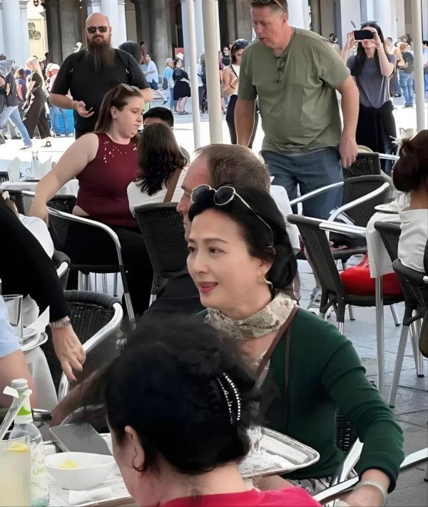 九游体育app官网只见她手里拿着上演的先容手册-九游体育官网 九游娱乐(NineGameSports)官方网站