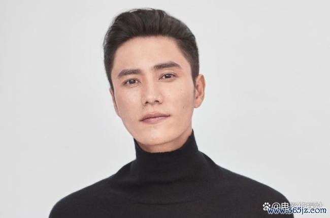 陈坤男儿陈尊佑大学毕业 父子同框笑脸满面