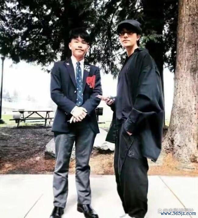 陈坤男儿陈尊佑大学毕业 父子同框笑脸满面