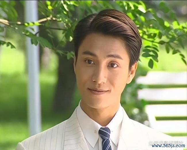 陈坤男儿陈尊佑大学毕业 父子同框笑脸满面