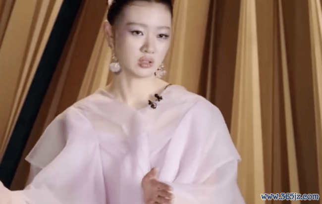 单依纯回复被说像王菲：咱们历久不能能成为他们