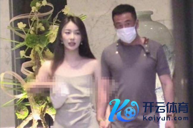 杨坤疑恋情曝光 牵手好意思女回旅馆
