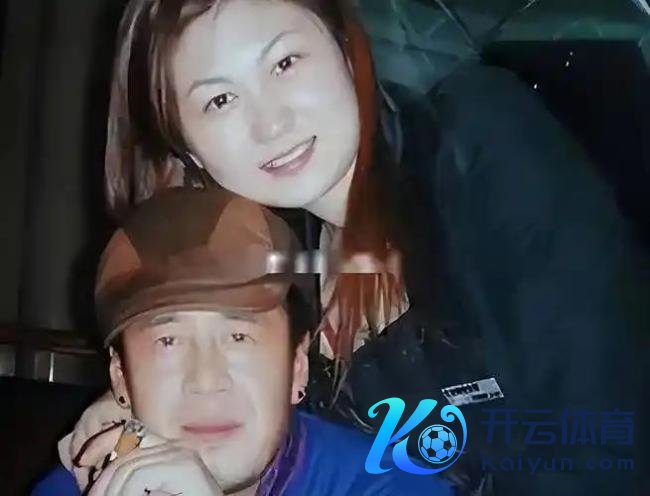 杨坤疑恋情曝光 牵手好意思女回旅馆