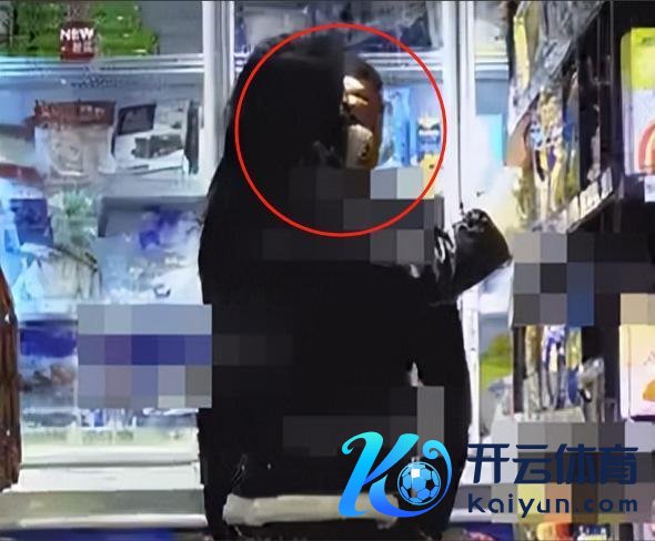 杨坤疑恋情曝光 牵手好意思女回旅馆