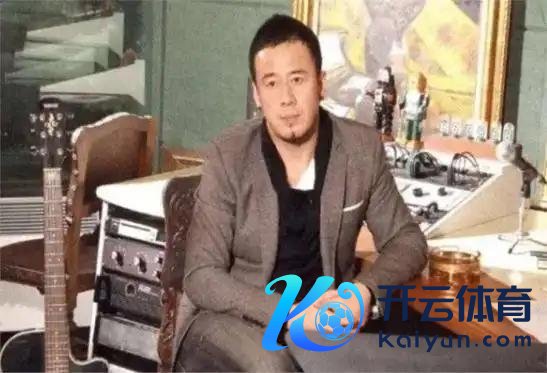 杨坤疑恋情曝光 牵手好意思女回旅馆